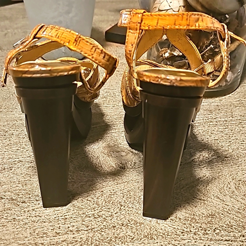 Gianni Bini Brown/Dark Creme Pantent Leather Platform heels